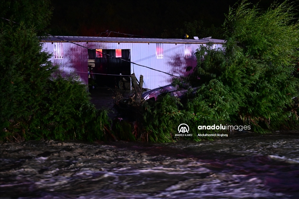Arnavutköy'de su basan iki atölyede mahsur kalan işçiler kurtarıldı