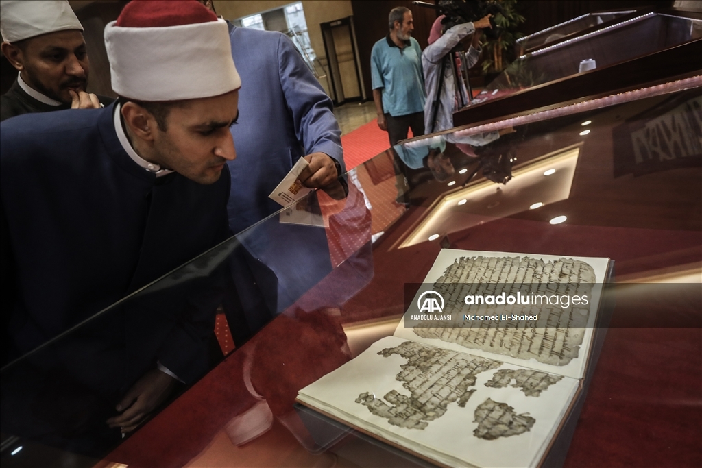 Mısır'da restorasyonu tamamlanan 1400 yıllık el yazması Kur'an-ı Kerim sergilendi