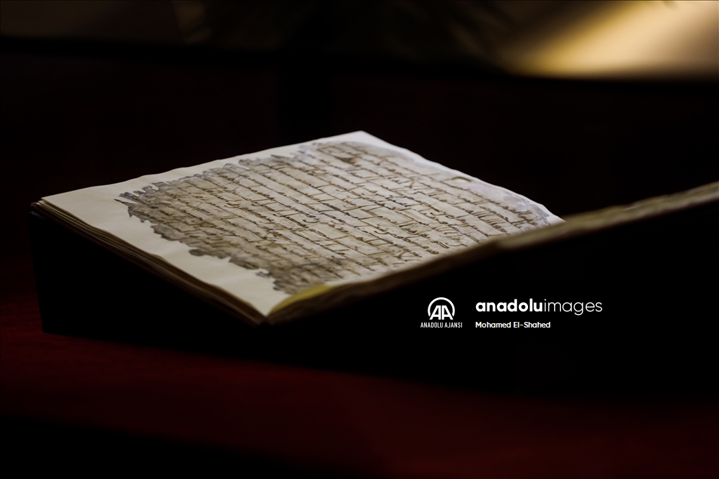 Mısır'da restorasyonu tamamlanan 1400 yıllık el yazması Kur'an-ı Kerim sergilendi