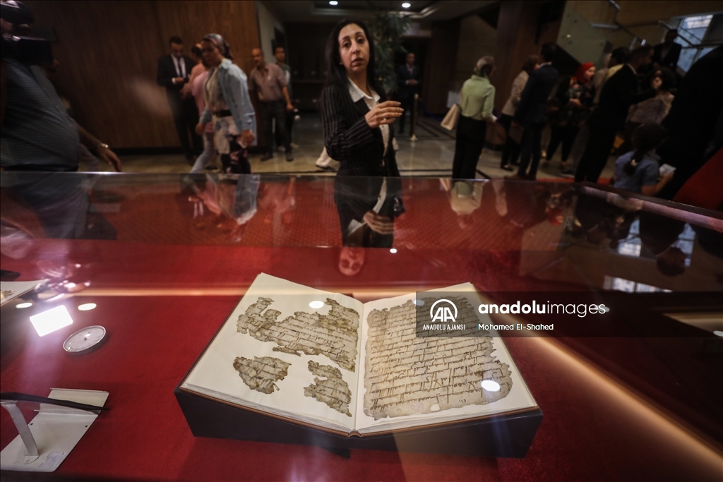 Mısır'da restorasyonu tamamlanan 1400 yıllık el yazması Kur'an-ı Kerim sergilendi