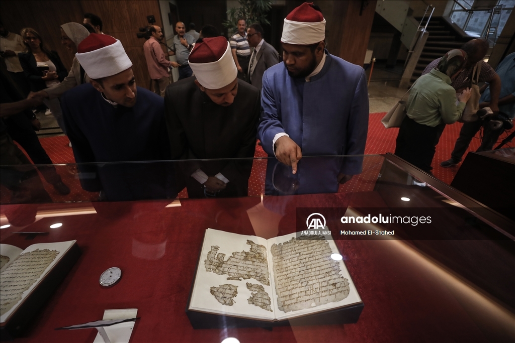 Mısır'da restorasyonu tamamlanan 1400 yıllık el yazması Kur'an-ı Kerim sergilendi