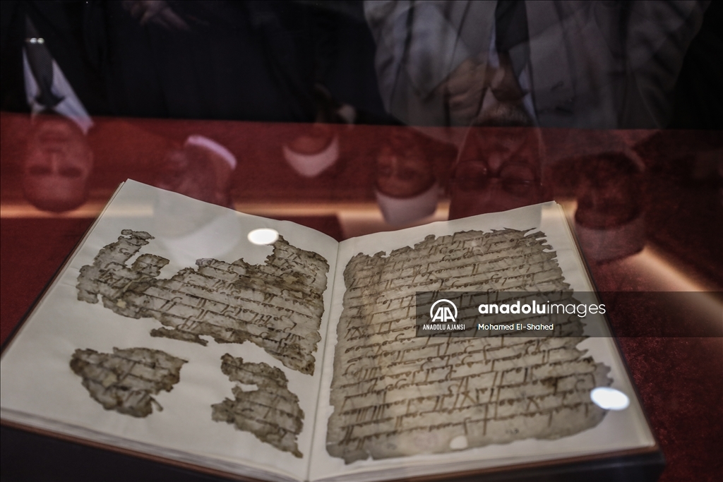 Mısır'da restorasyonu tamamlanan 1400 yıllık el yazması Kur'an-ı Kerim sergilendi