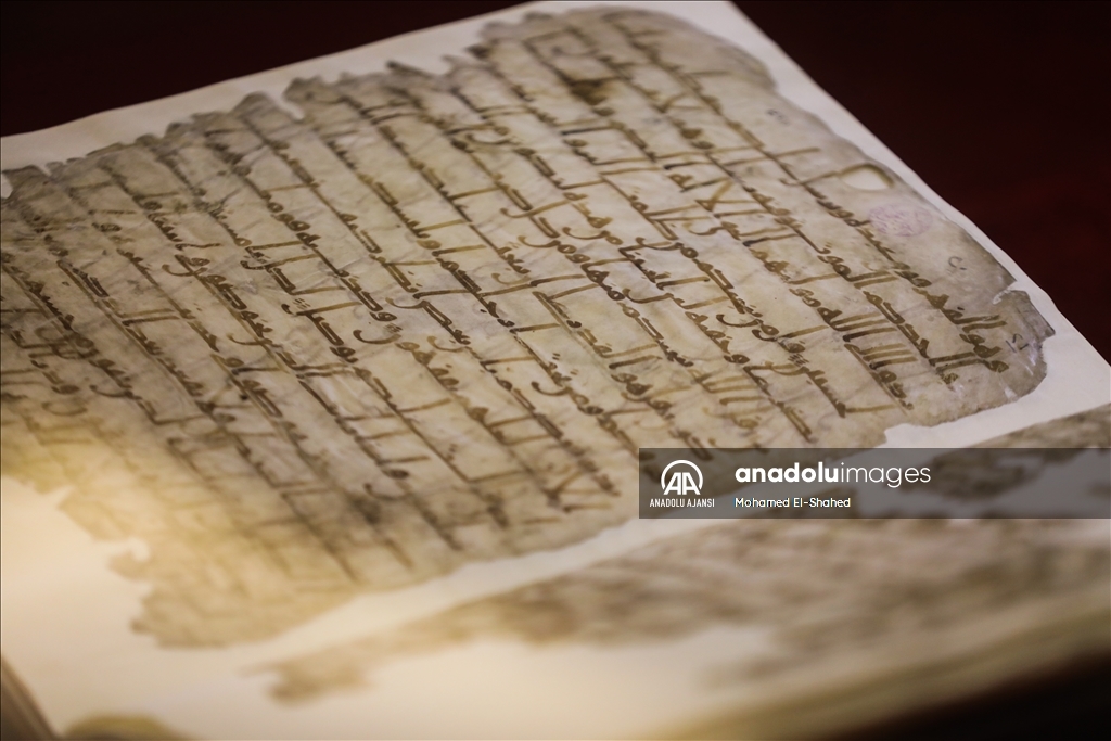 Mısır'da restorasyonu tamamlanan 1400 yıllık el yazması Kur'an-ı Kerim sergilendi