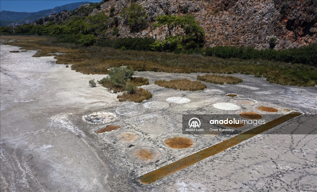 Suların çekildiği İztuzu Plajı'nda antik tuz tesisi ortaya çıktı