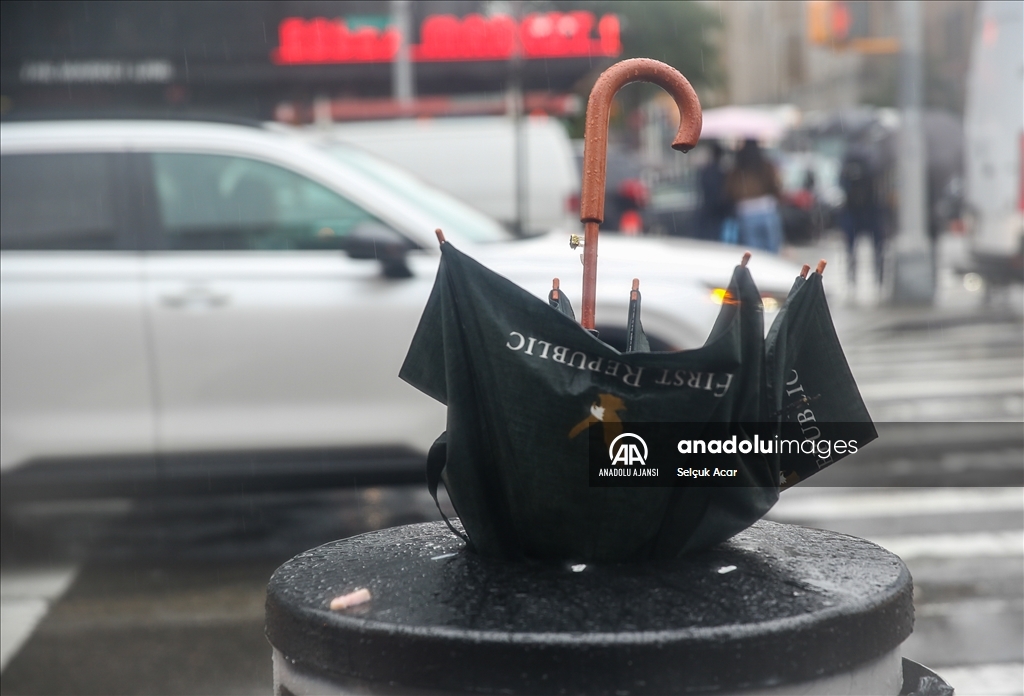 New York'ta yoğun yağışlar toplu taşımayı aksattı