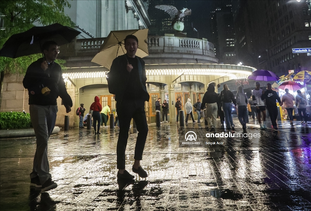 New York'ta yoğun yağışlar toplu taşımayı aksattı
