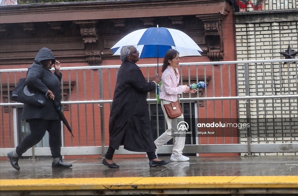 New York'ta yoğun yağışlar toplu taşımayı aksattı