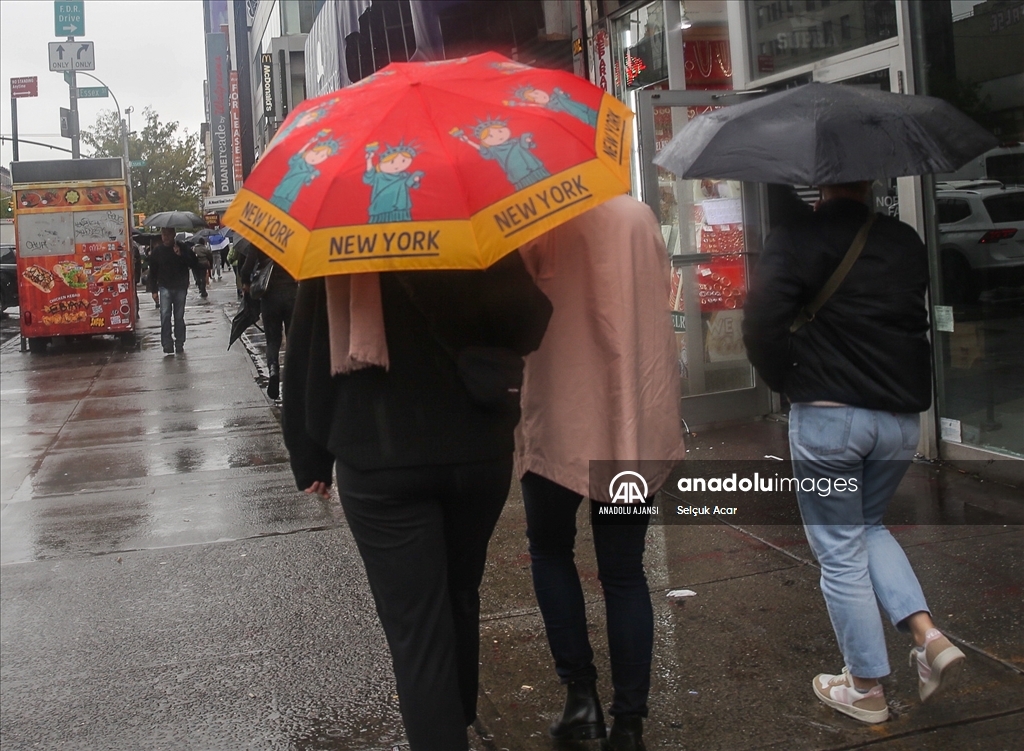 New York'ta yoğun yağışlar toplu taşımayı aksattı