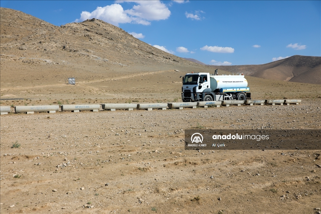 Van'da yayla dönüşü susuzluktan bitkin düşen koyunlara tankerlerle su taşındı