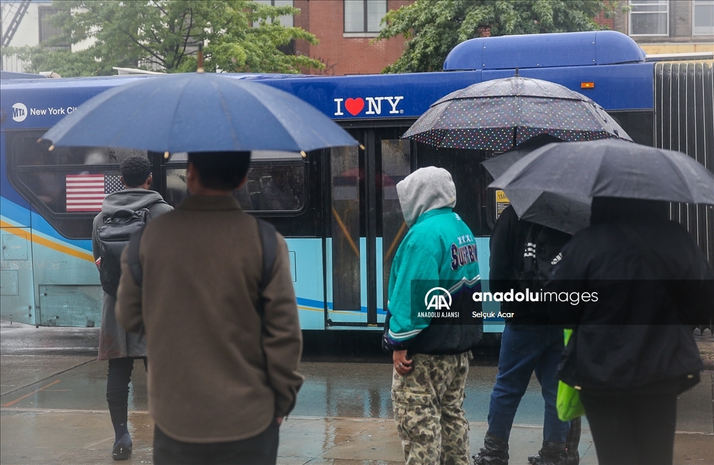 New York'ta yoğun yağışlar toplu taşımayı aksattı