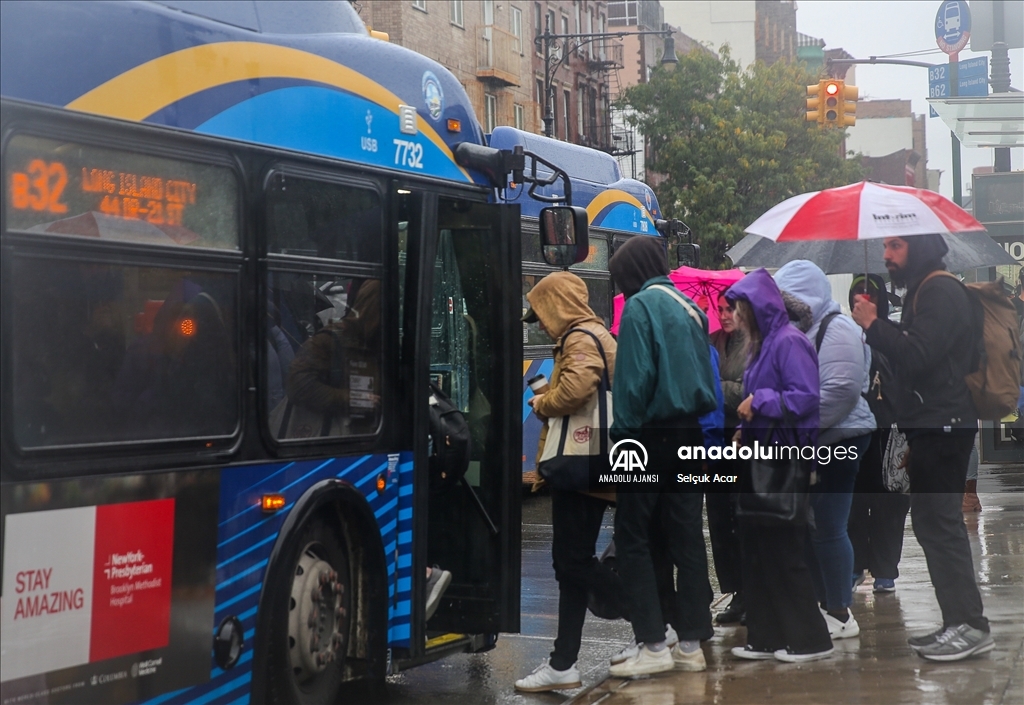 New York'ta yoğun yağışlar toplu taşımayı aksattı