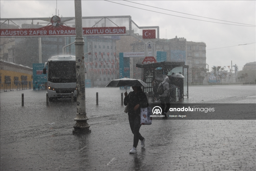 İstanbul'da sağanak yağış etkili oldu