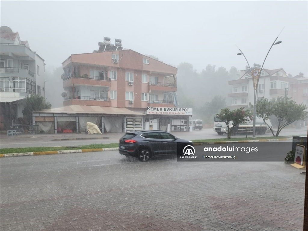 Antalya'da sağanak ve kuvvetli rüzgar etkili oldu