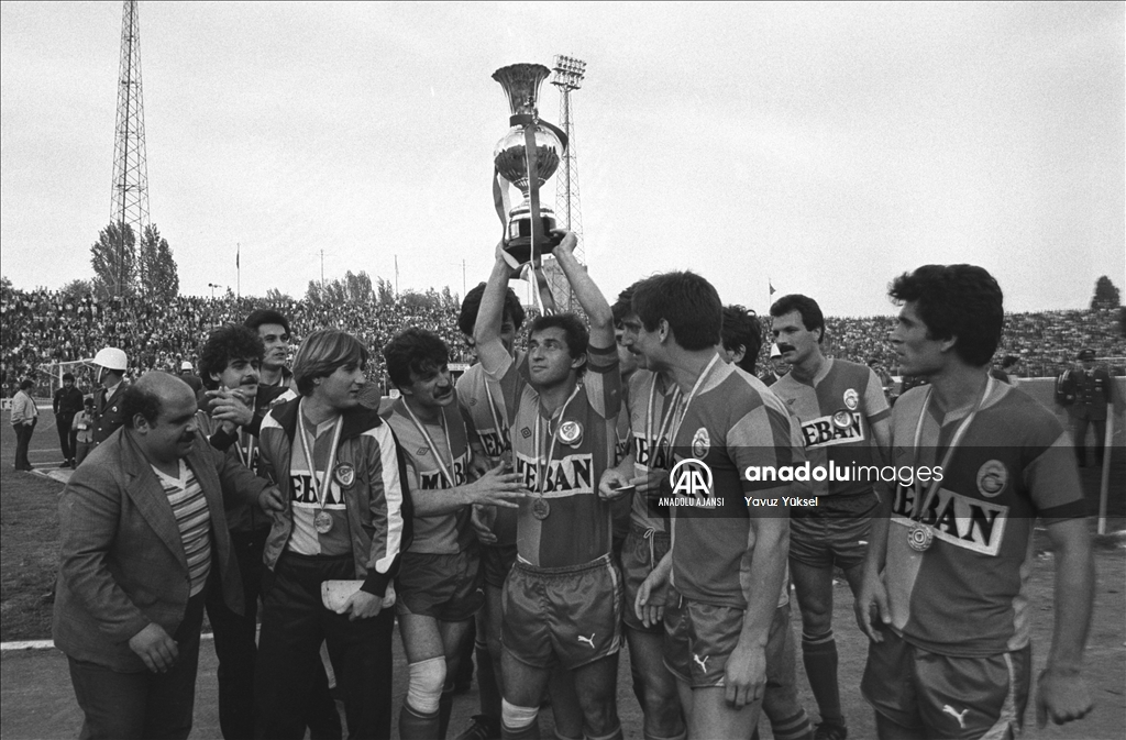 Galatasaraylı futbolcuların kupa sevinci