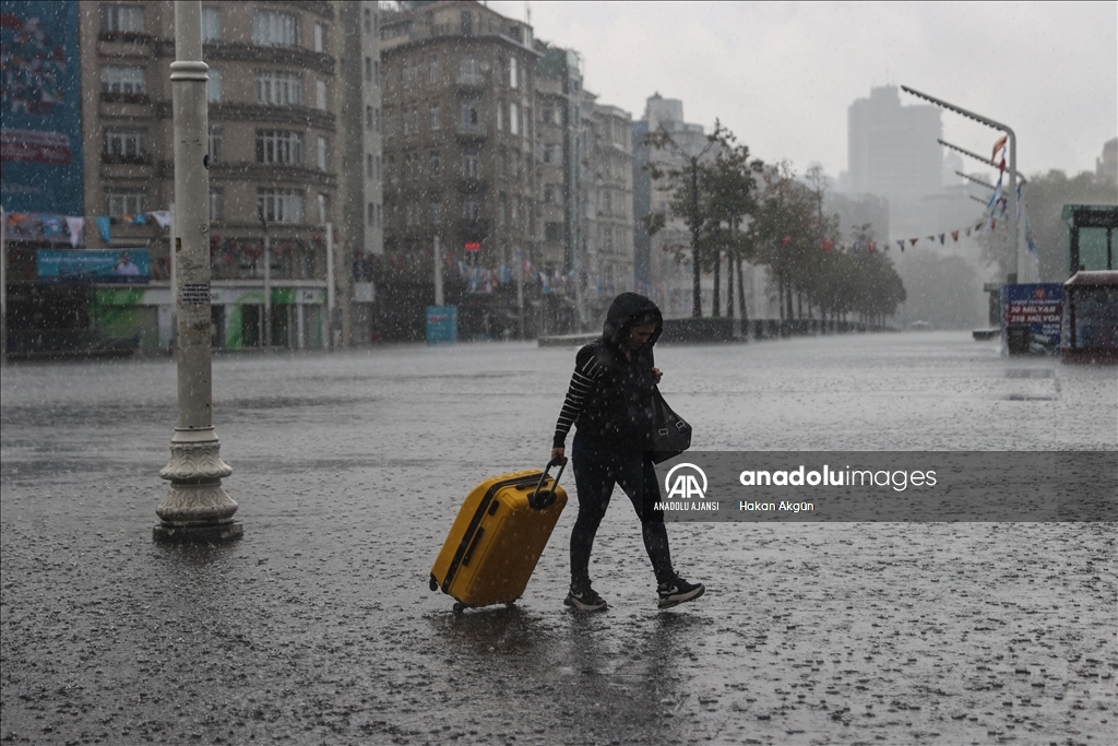 İstanbul'da sağanak yağış etkili oldu