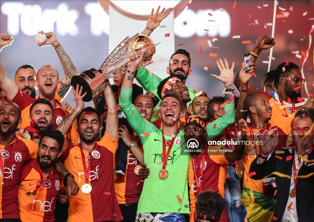 Galatasaray şampiyonluğunu kutluyor
