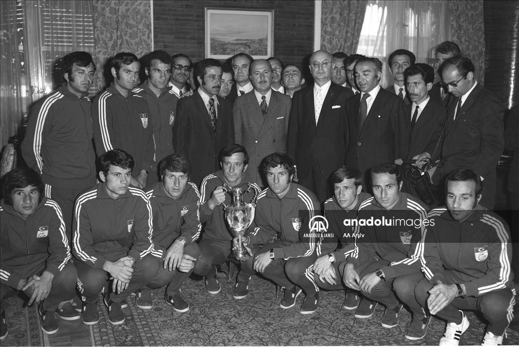 Başbakan Erim, Şampiyon Galatasaray takımı yöneticileri ve futbolcularını kabul etti