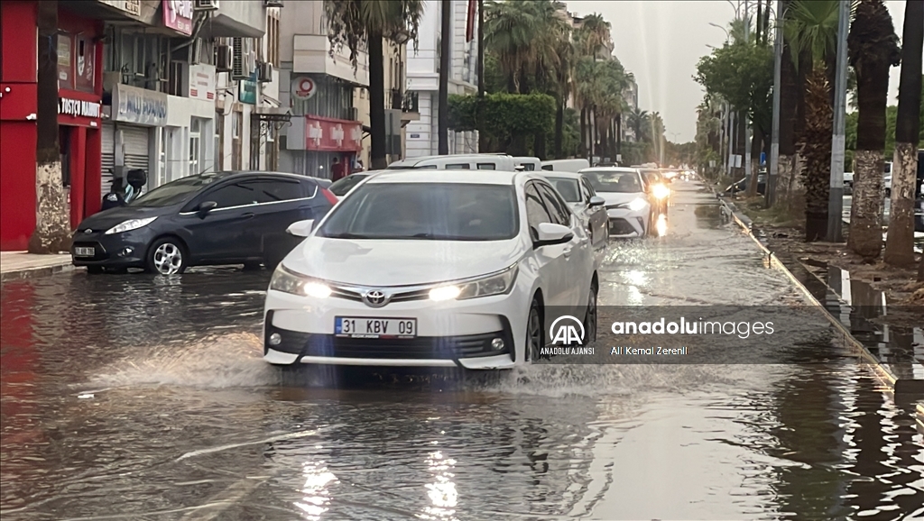 Hatay İskenderun'da sağanak etkili oldu