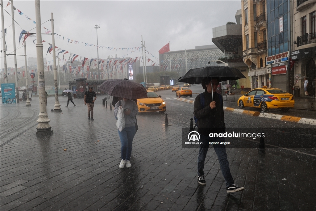 İstanbul'da sağanak yağış etkili oldu