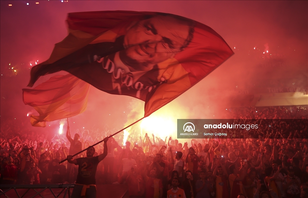 Galatasaray şampiyonluğunu kutluyor