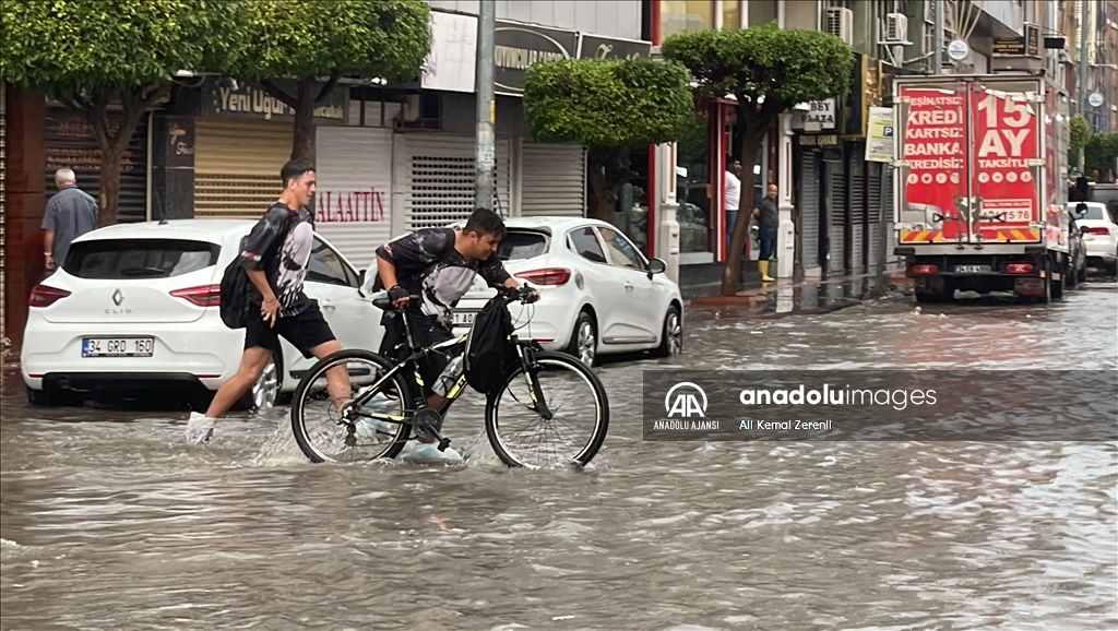 Hatay İskenderun'da sağanak etkili oldu