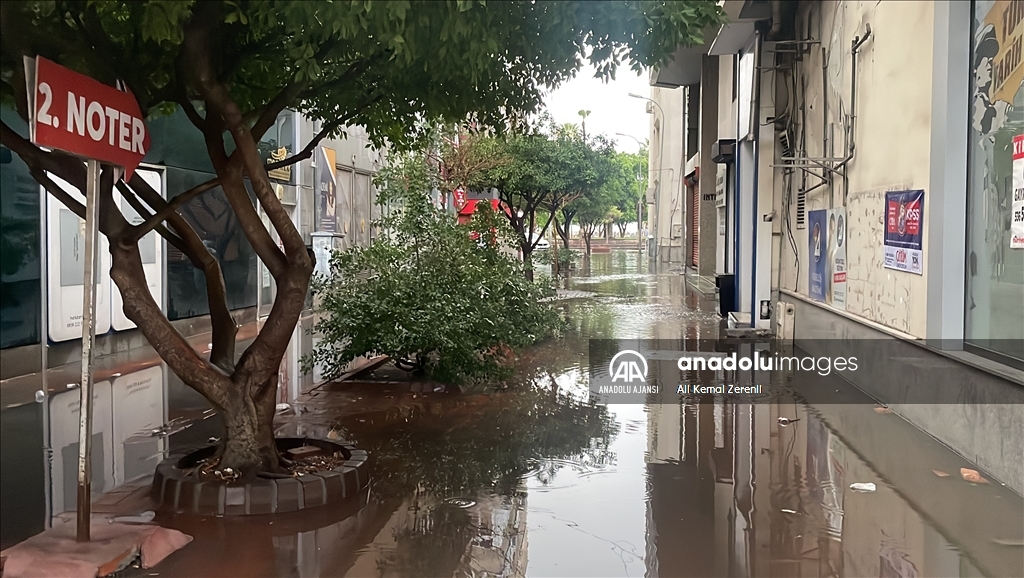 Hatay İskenderun'da sağanak etkili oldu