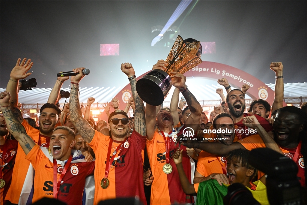 Galatasaray, şampiyonluk kupasını kaldırdı