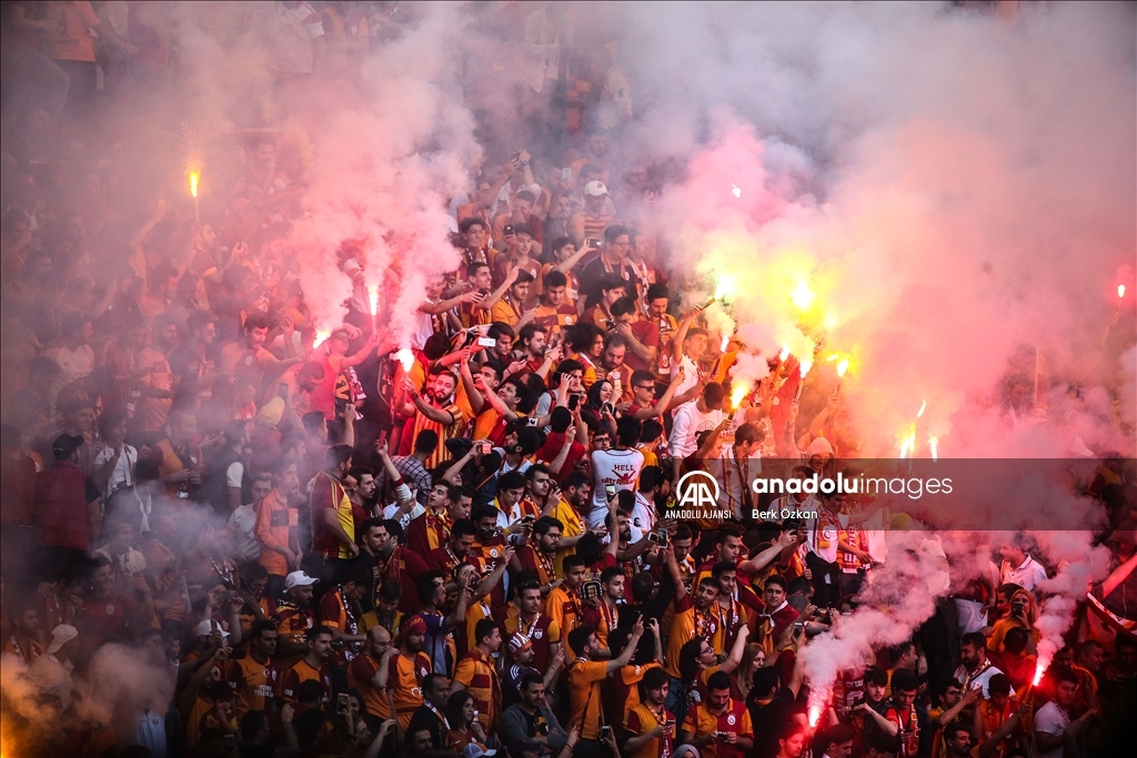 Galatasaray şampiyonluğunu kutluyor