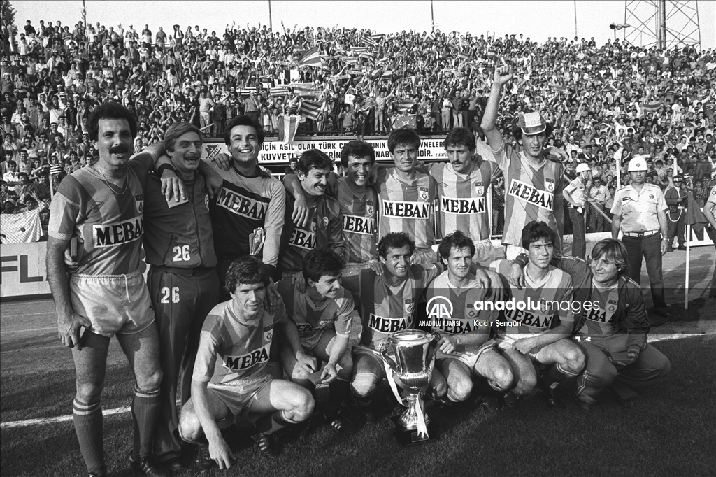 Galatasaraylı futbolcuların kupa sevinci