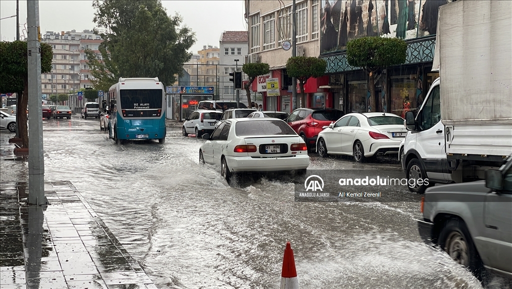 Hatay İskenderun'da sağanak etkili oldu