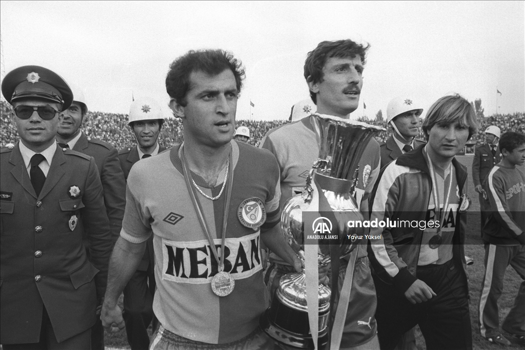 Galatasaraylı futbolcuların kupa sevinci