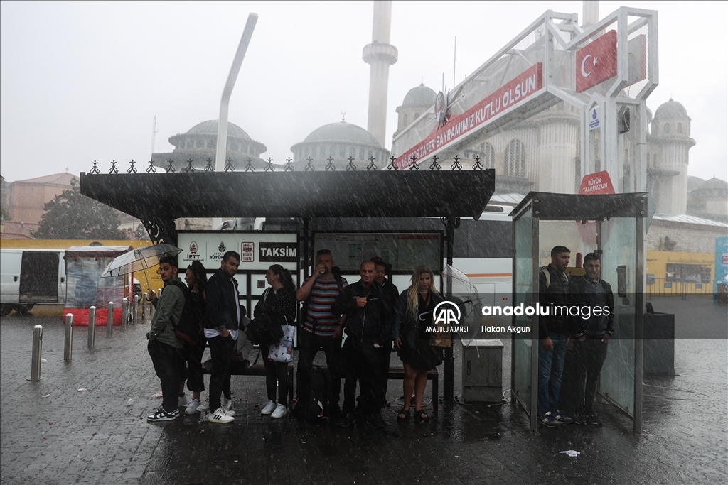 İstanbul'da sağanak yağış etkili oldu