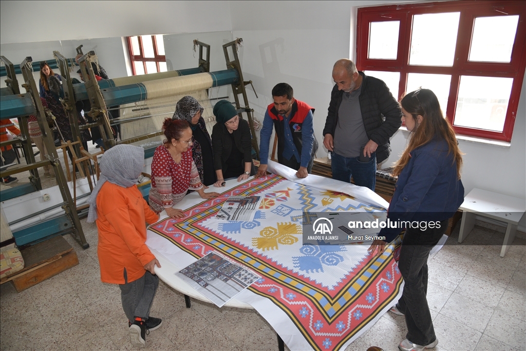 Yağcıbedir halı motiflerin işlendiği taşlar Sındırgı'da yollara döşeniyor