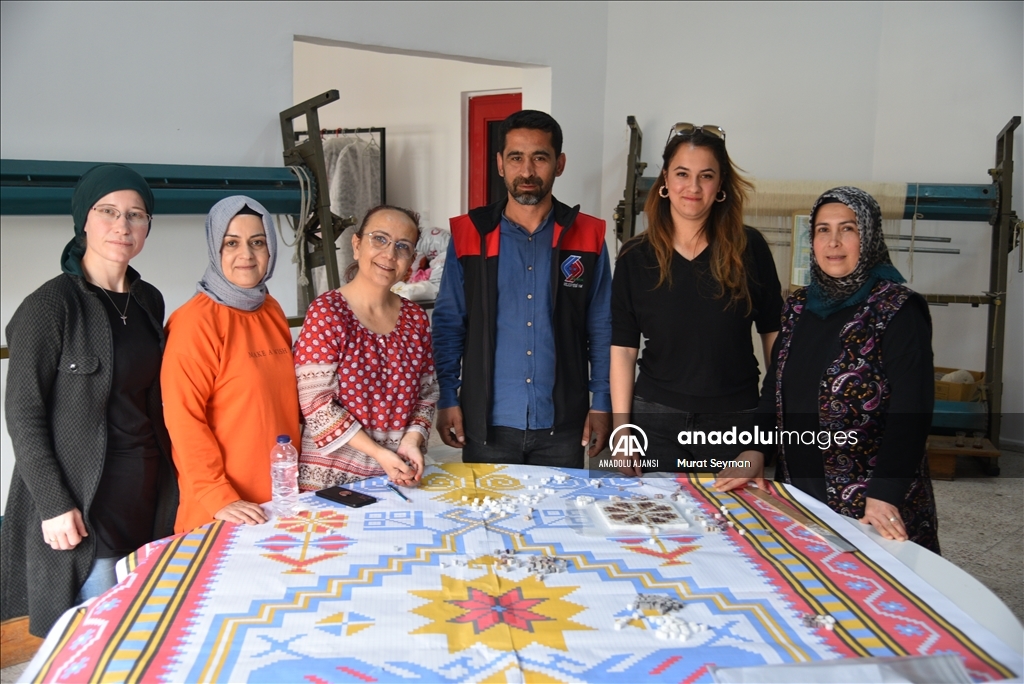 Yağcıbedir halı motiflerin işlendiği taşlar Sındırgı'da yollara döşeniyor