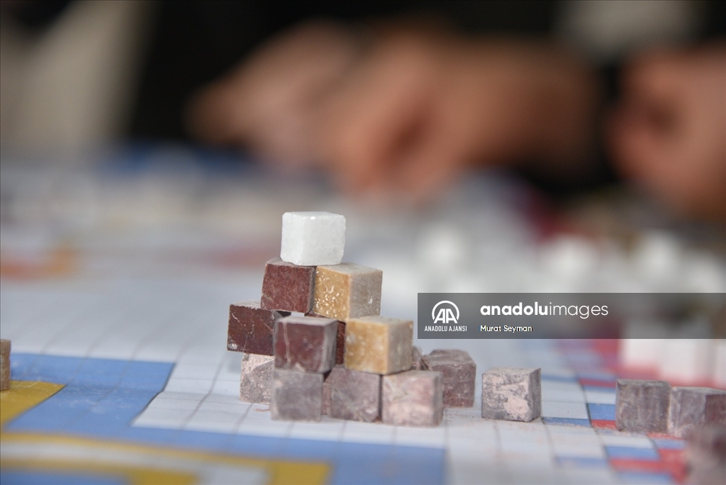 Yağcıbedir halı motiflerin işlendiği taşlar Sındırgı'da yollara döşeniyor