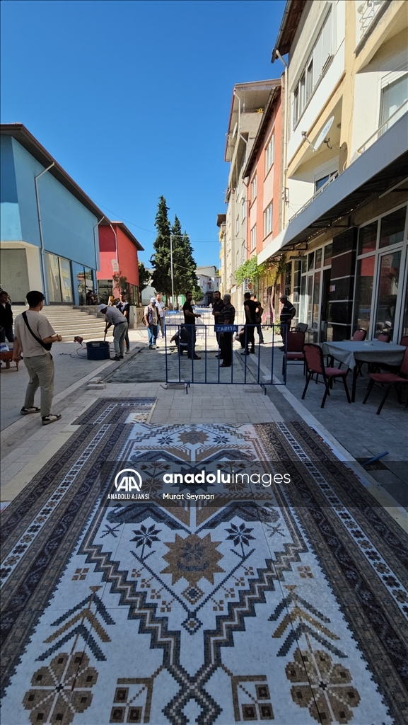 Yağcıbedir halı motiflerin işlendiği taşlar Sındırgı'da yollara döşeniyor