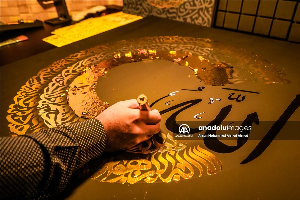 گەنجێکی هەولێر هونەری گڕافیکیی و خۆشنووسیی تێکەڵ بەیەکتر دەکات
