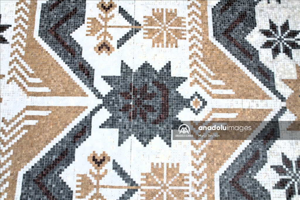 Yağcıbedir halı motiflerin işlendiği taşlar Sındırgı'da yollara döşeniyor