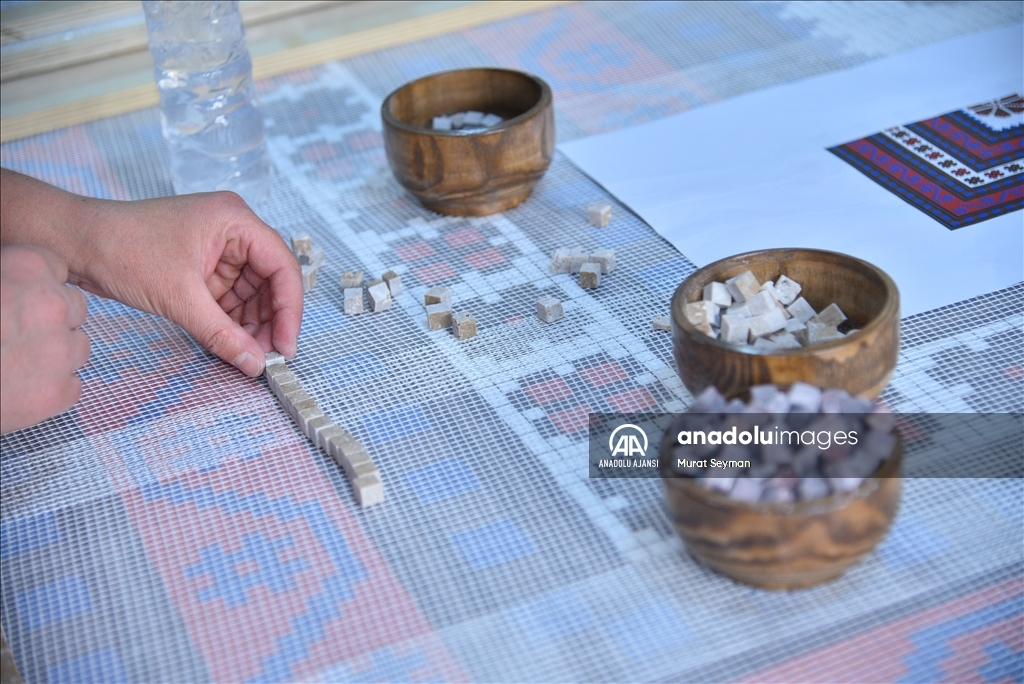 Yağcıbedir halı motiflerin işlendiği taşlar Sındırgı'da yollara döşeniyor