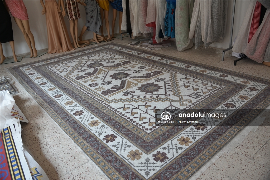 Yağcıbedir halı motiflerin işlendiği taşlar Sındırgı'da yollara döşeniyor