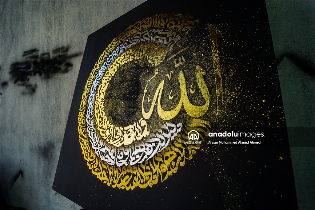گەنجێکی هەولێر هونەری گڕافیکیی و خۆشنووسیی تێکەڵ بەیەکتر دەکات