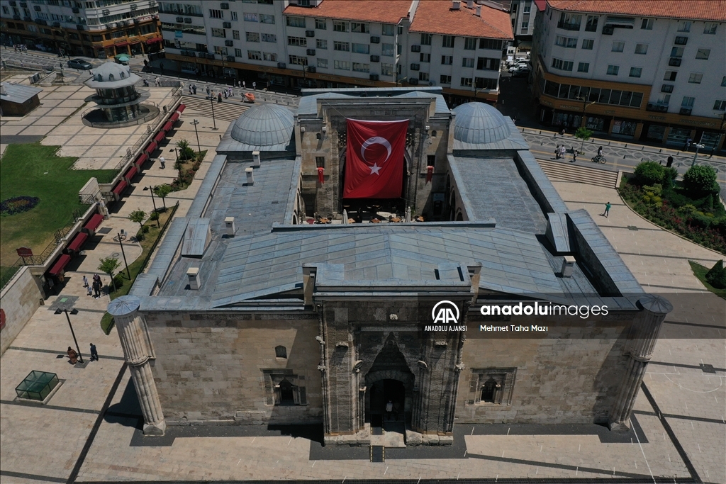 Selçuklu ve Osmanlı dönemine ait çok sayıda tarihi eseri bünyesinde barındıran şehir: Sivas