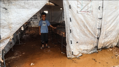 İdlib'de sağanak nedeniyle kamplardaki sivillerin çadırlarını su bastı