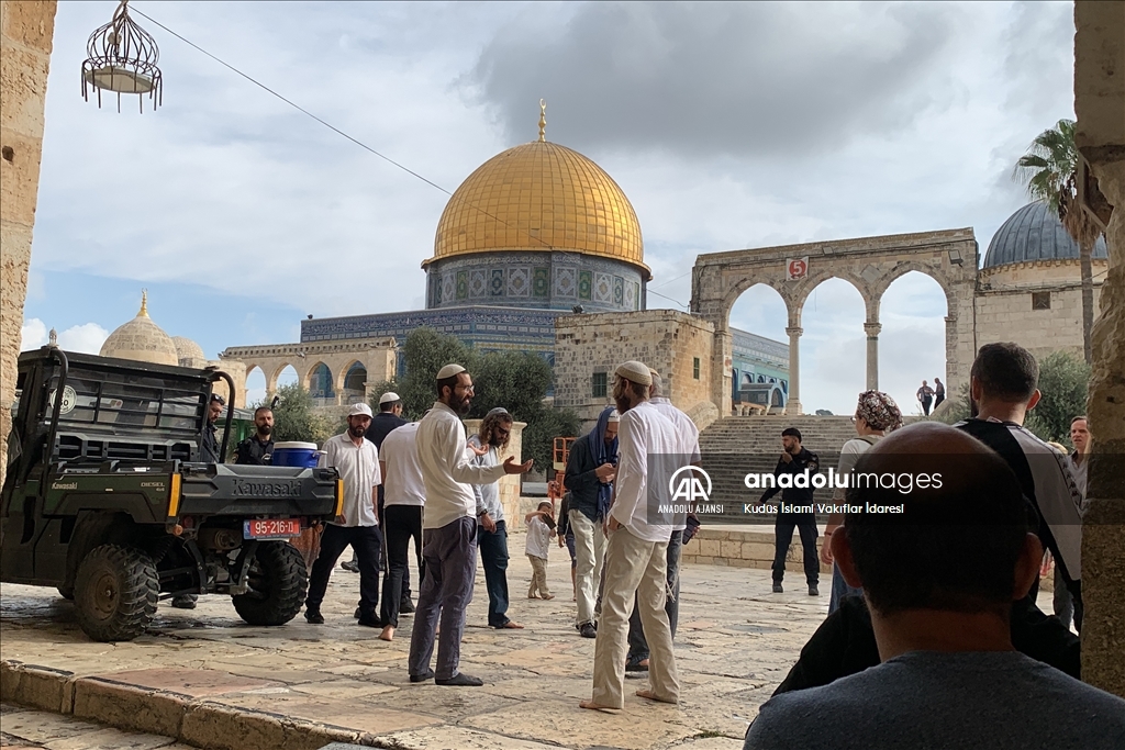 Onlarca fanatik Yahudi Mescid-i Aksa'ya baskın düzenledi
