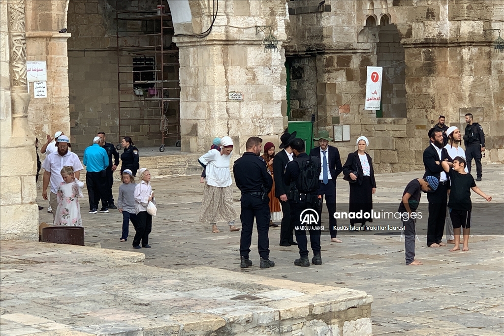 Onlarca fanatik Yahudi Mescid-i Aksa'ya baskın düzenledi