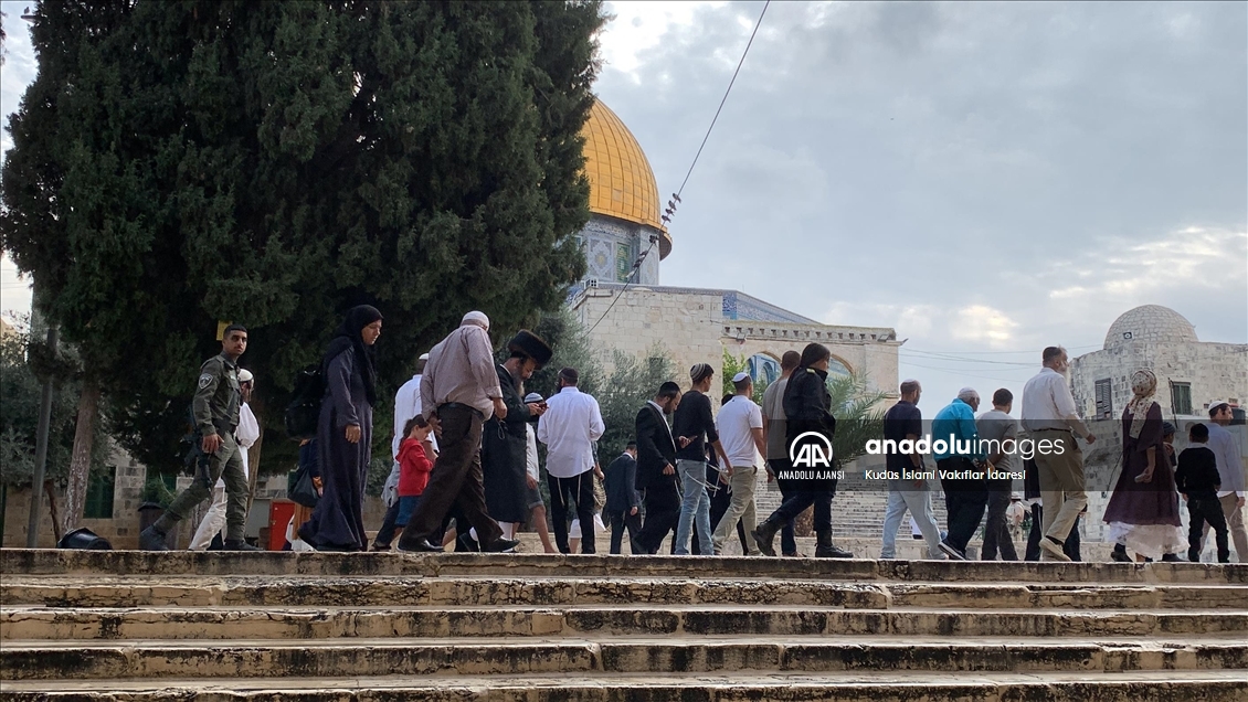 Onlarca fanatik Yahudi Mescid-i Aksa'ya baskın düzenledi