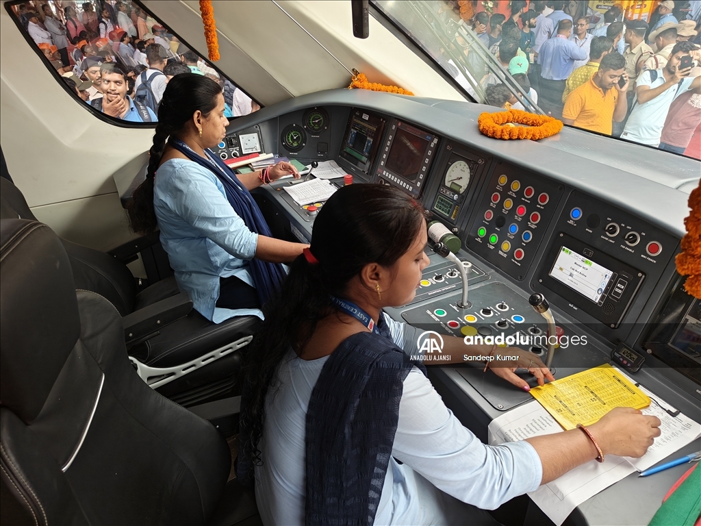 Hint kadın makinistler Vande Bharat treninin kontrolü için görevlendirildi