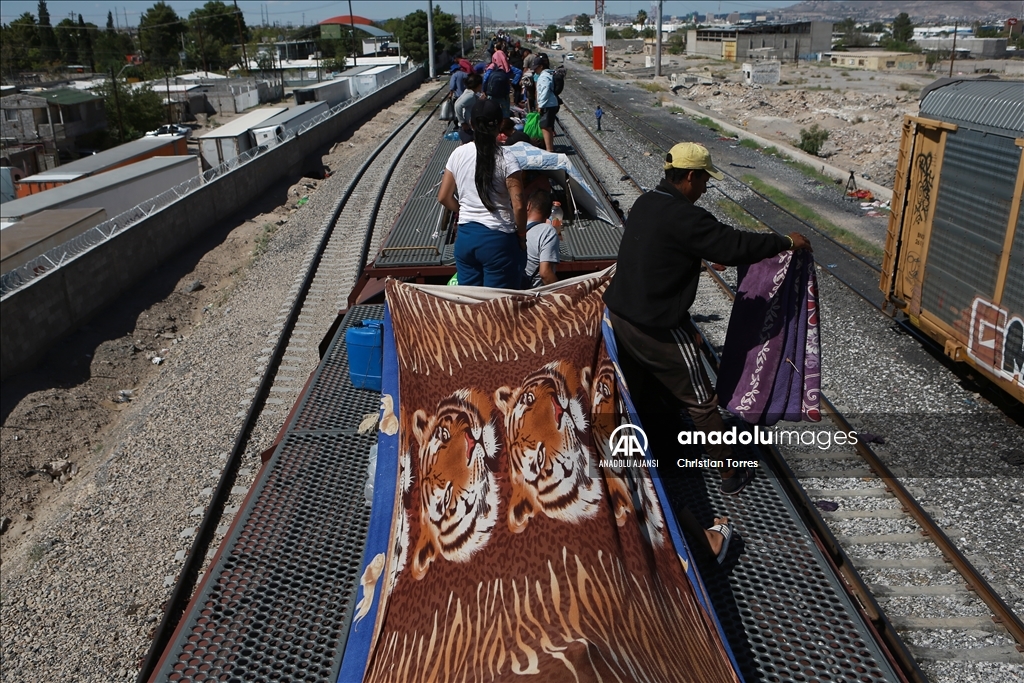 ABD'ye geçmek üzere yük treniyle Ciudad Juarez'e gelen göçmenler