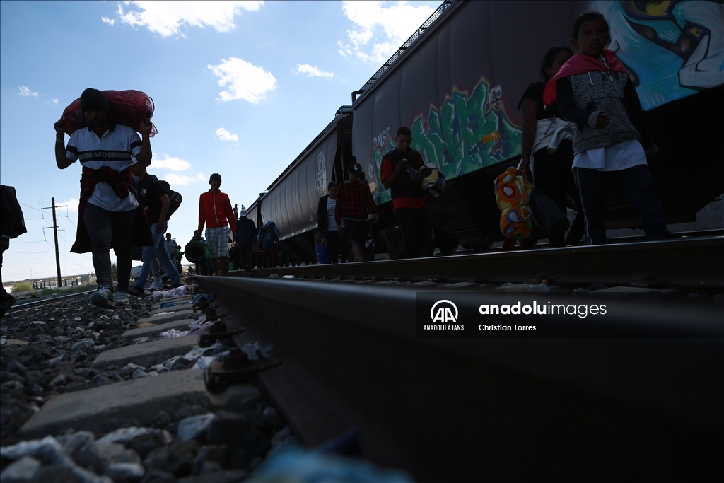 ABD'ye geçmek üzere yük treniyle Ciudad Juarez'e gelen göçmenler