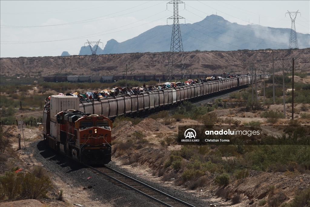 ABD'ye geçmek üzere yük treniyle Ciudad Juarez'e gelen göçmenler